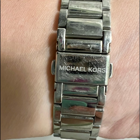 Michael Kors woman’s oversized watch - Picture 7 of 7